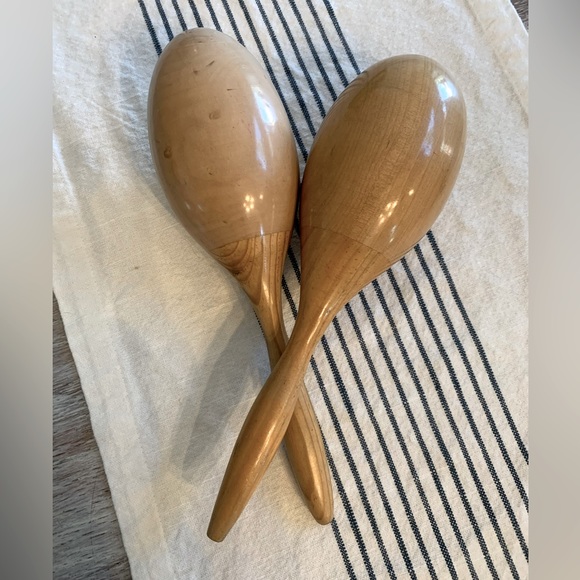 🎼 Two Wooden Maracas - Picture 2 of 5